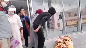 فيديو صادم يهز نشطاء الفيسبوك .. رفض استقبال فتاة مريضة وسط صراخ والدتها أمام مستشفى عمومي